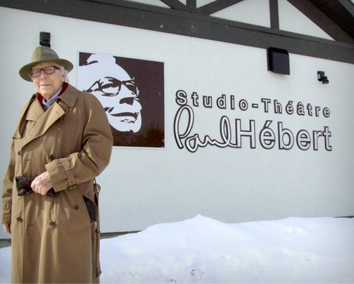 Paul Hébert devant le Studio-Théâtre Paul Hébert